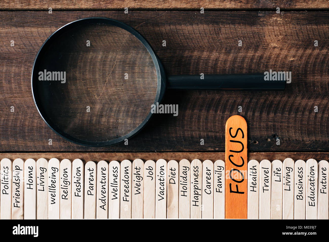 Loupe et bâtonnets de bois avec word liées au mode de vie. se concentrer sur concept Banque D'Images