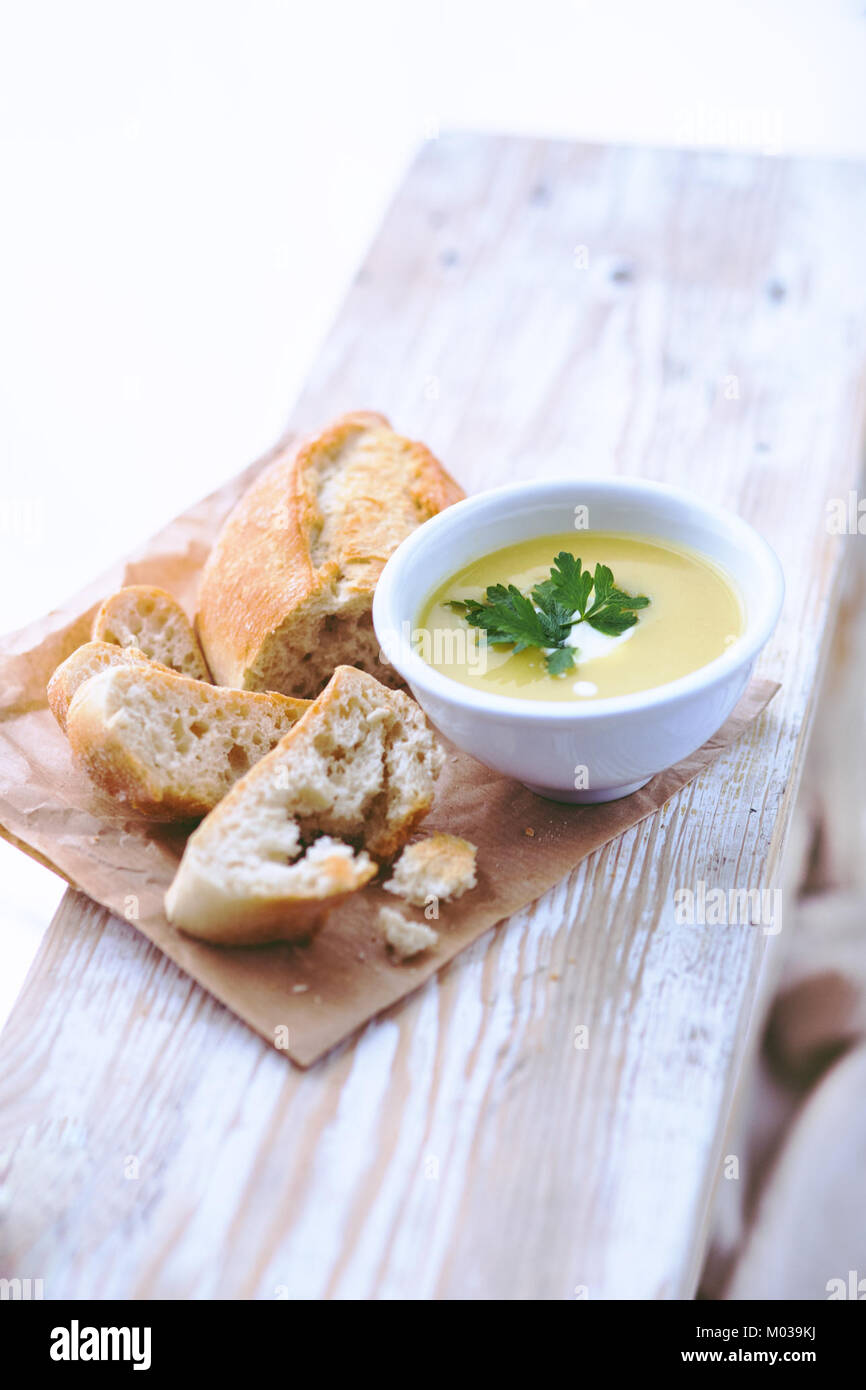 Cette image représente une cuisson saine du pain blanc. L'accent est mis sur la préparation de pain blanc nutritif, un aliment de base dans de nombreuses cultures, en mettant l'accent sur ses bienfaits pour la santé et le processus de cuisson. Banque D'Images