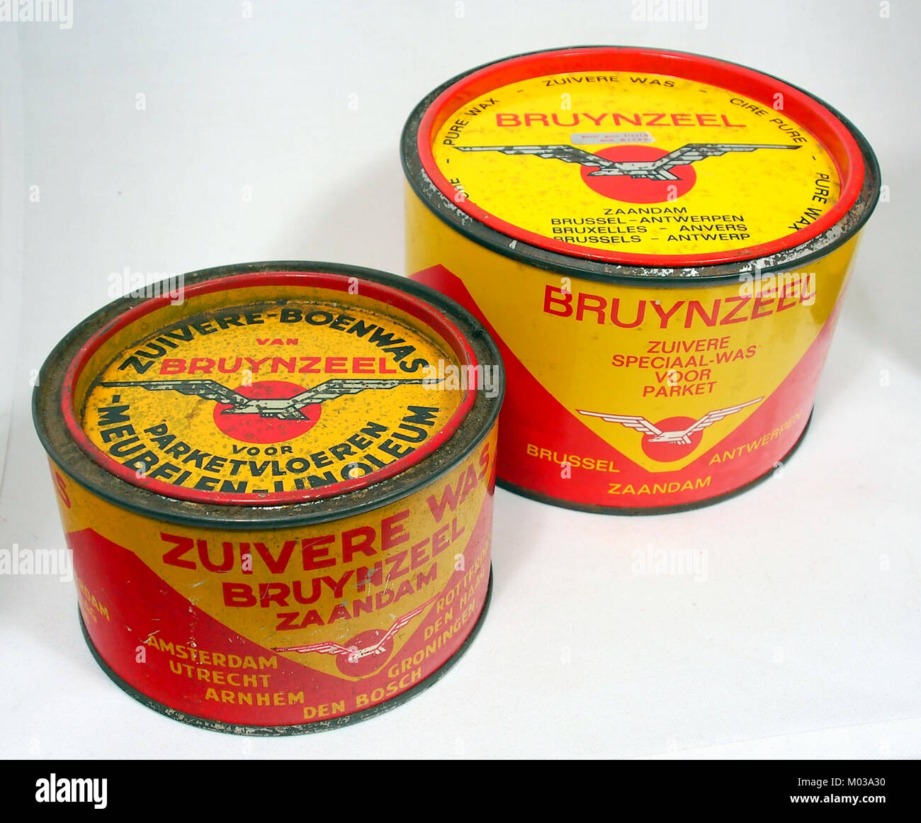 Une image de Bruynzeel Zuivere a été blikken, mettant en valeur la marque et le design du produit d'un article spécifique. La photographie met en évidence les éléments distinctifs de l'emballage et du design du itemâ€™s. Banque D'Images