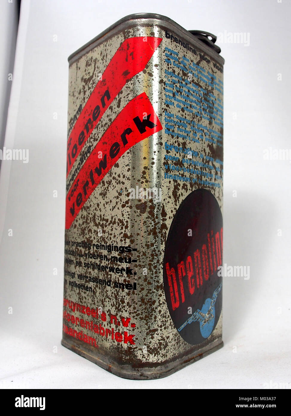 Brenoline est un produit de Bruynzeels NV, connu pour son utilisation dans diverses industries. L'image met probablement en évidence la marque ou l'emballage du produit dans sa forme originale. Banque D'Images