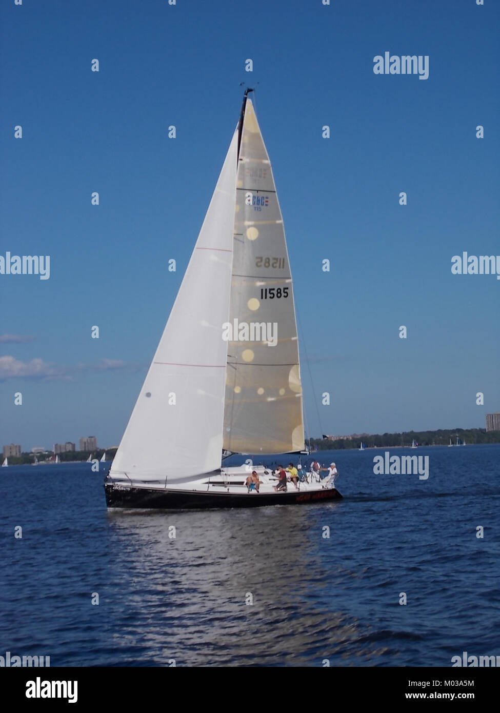 Le C&C 115 est un voilier performant conçu pour la croisière et la course. L'image montre la version "Wind Warrior", un bateau remarquable dans les compétitions de voile, mettant en valeur son design et sa fonctionnalité. Banque D'Images