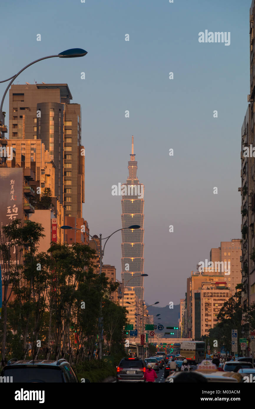 Vue sur le Taipei 101 au niveau de la rue au cours de l'heure de pointe du soir au crépuscule sur Xinyi Road, Taipei, Taiwan. Banque D'Images