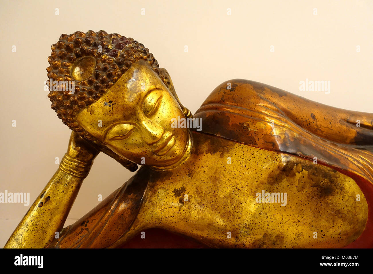 La sculpture de Bouddha entrant dans le Nirvana, située dans la province de bac Ninh, au Vietnam, date du XVIIe siècle. Il est fait de bois laqué et est logé dans le Musée National des Beaux-Arts du Vietnam à Hanoi, reflétant les traditions culturelles et religieuses de l'époque. Banque D'Images