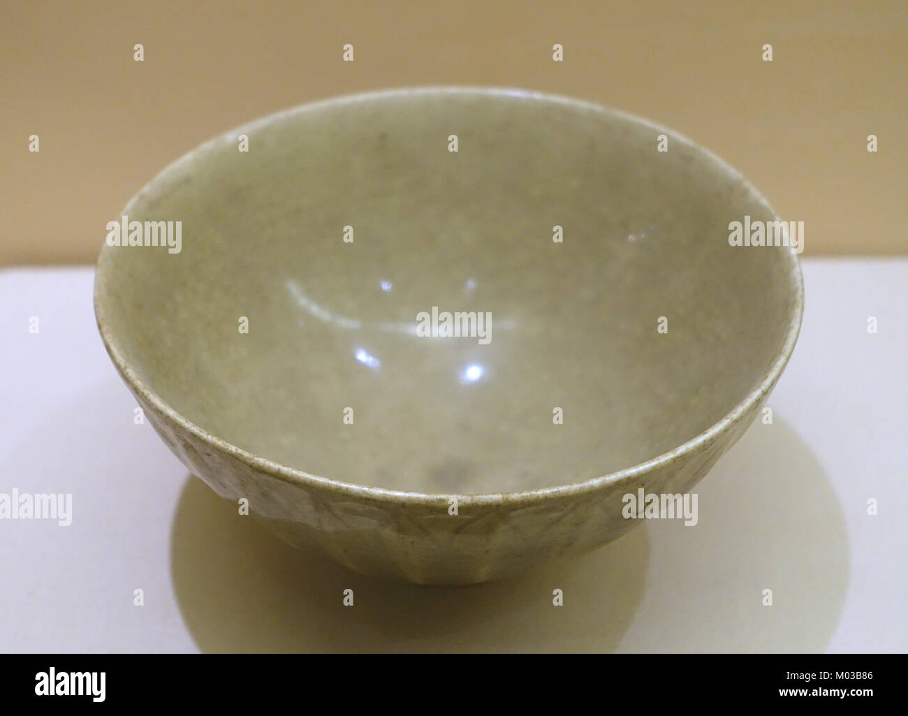 Ce bol, datant de la dynastie Ly-Tran (XIe-XIVe siècle après JC), est une pièce en céramique émaillée utilisée à des fins domestiques. Il fait partie de la collection du Musée national d'histoire vietnamienne à Hanoi, Vietnam. Le bol représente l'art céramique de l'époque, avec sa forme et sa finition distinctives. Banque D'Images