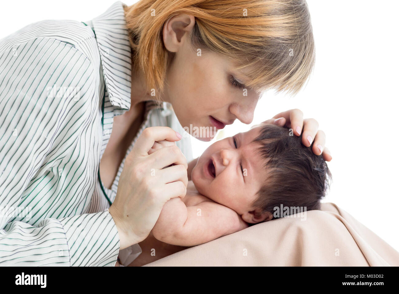 Mère réconforte pleurer bébé nouveau-né, isolated on white Banque D'Images