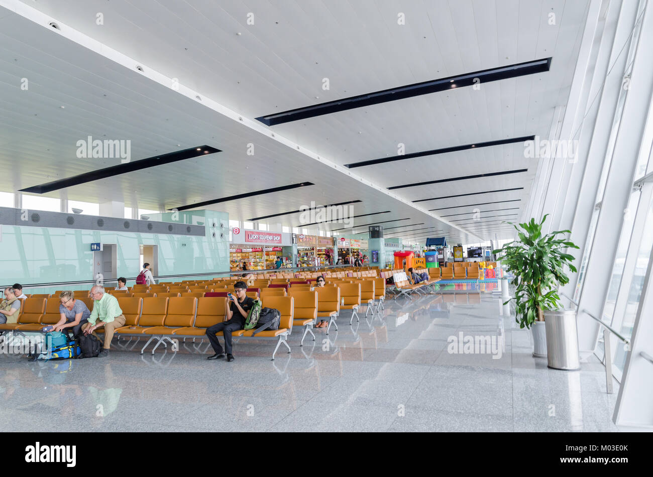 Hanoi, Vietnam - Novembre 6,2017 : Les passagers peuvent voir en attente de leur vol à l'Aéroport International de Noi Bai, le Vietnam. Banque D'Images