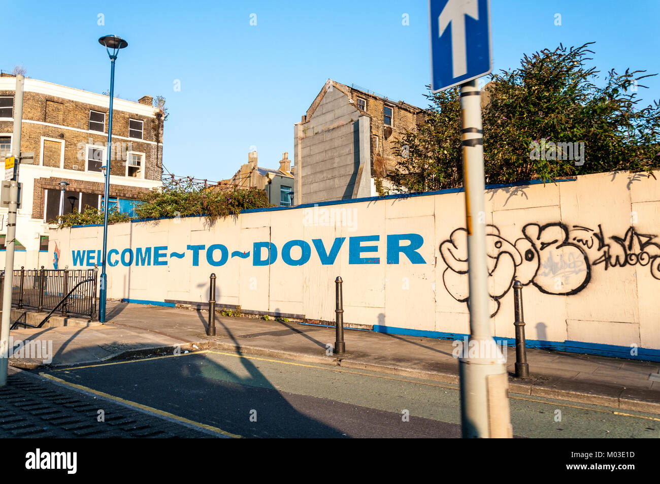 Exécutez "Bienvenue à Dover' signe au docks route d'entrée Banque D'Images