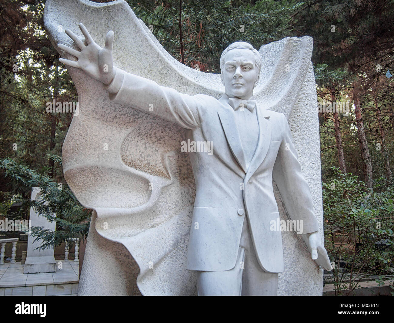 Monument sur la tombe du chanteur soviétique Muslim Magomayev à l'allée d'honneur à Bakou. Statue a été créé par couche externe Banque D'Images