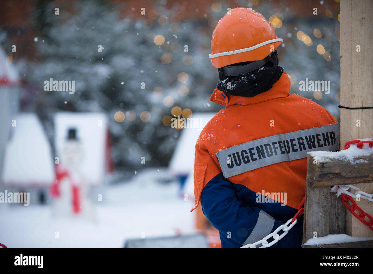 WUNTERBERG NIEDERSTETTEN, Baden, Allemagne - le 10 décembre 2017 : Marché de Noel. Le membre du Club jeunes Firemans (en allemand : Jugendfeuerwe Banque D'Images