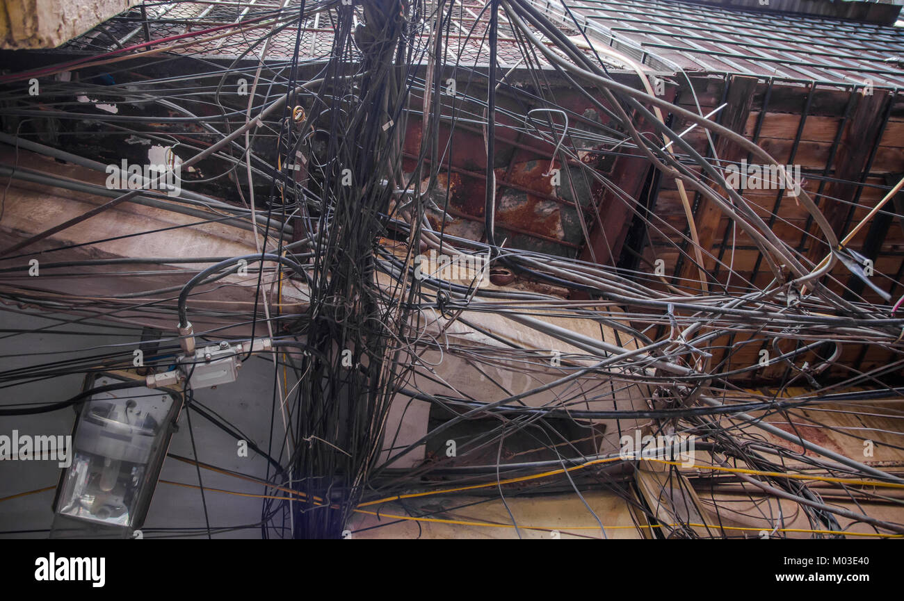 Câblage électrique en désordre sur le poteau à Hanoi, Vietnam. Banque D'Images