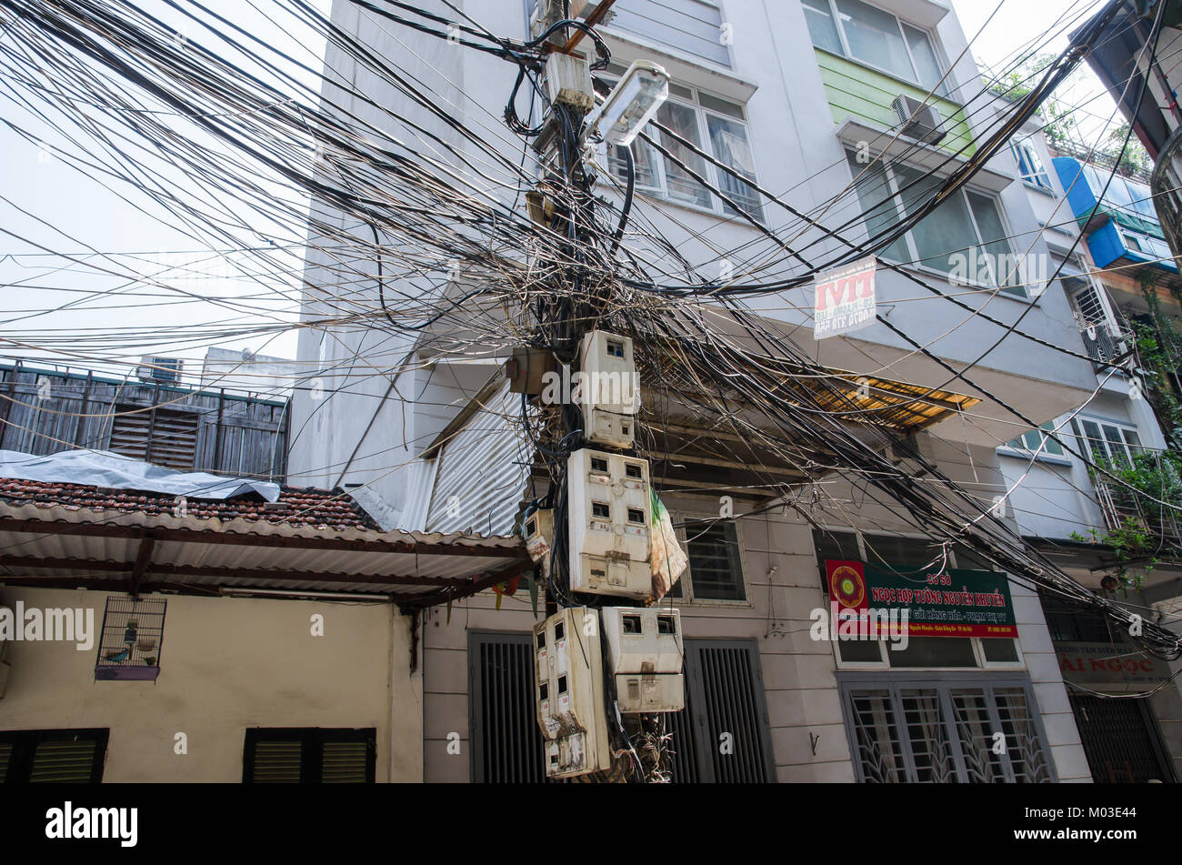 Hanoi, Vietnam - octobre 31,2017 : câblage électrique en désordre sur le poteau à Hanoi, Vietnam. Banque D'Images