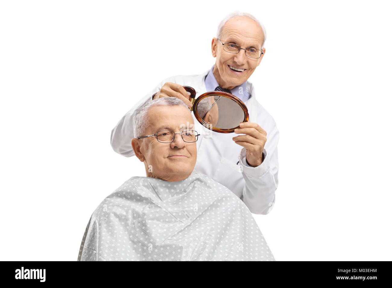 Salon de coiffure avec un miroir montrant un homme mûr sa nouvelle coupe isolé sur fond blanc Banque D'Images