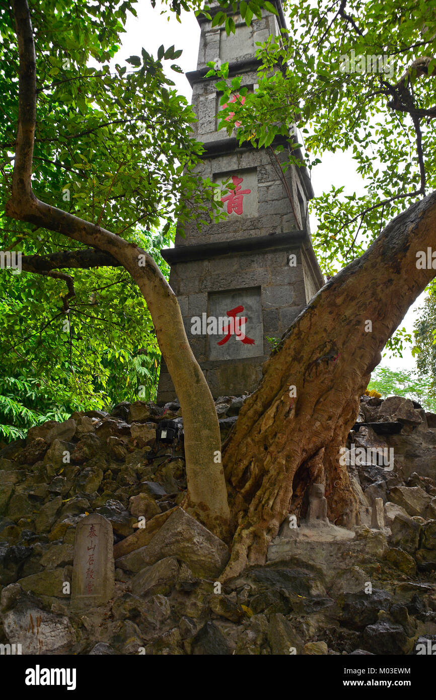 Un vieux oblisk près du lac Hoan Kiem de Hanoi, Vietnam Banque D'Images