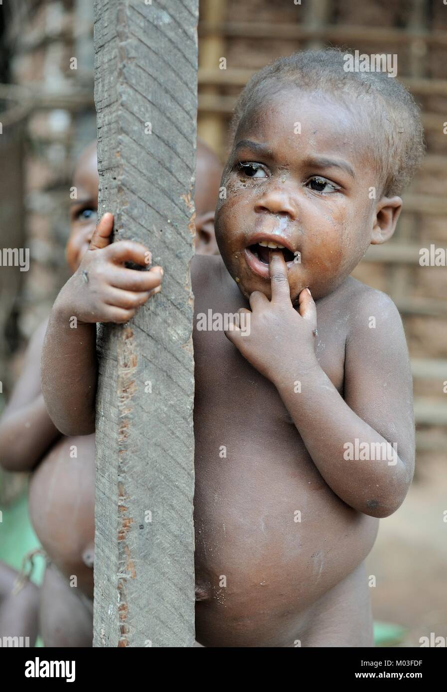 Portrait d'un enfant issu d'une tribu de pygmées Baka. Banque D'Images