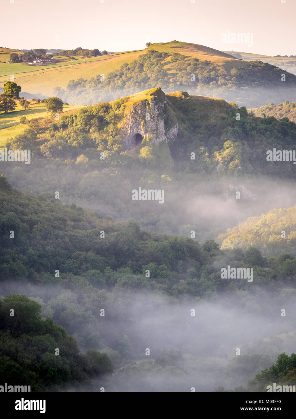 Thor's Cave in the Mist - Peak District Banque D'Images