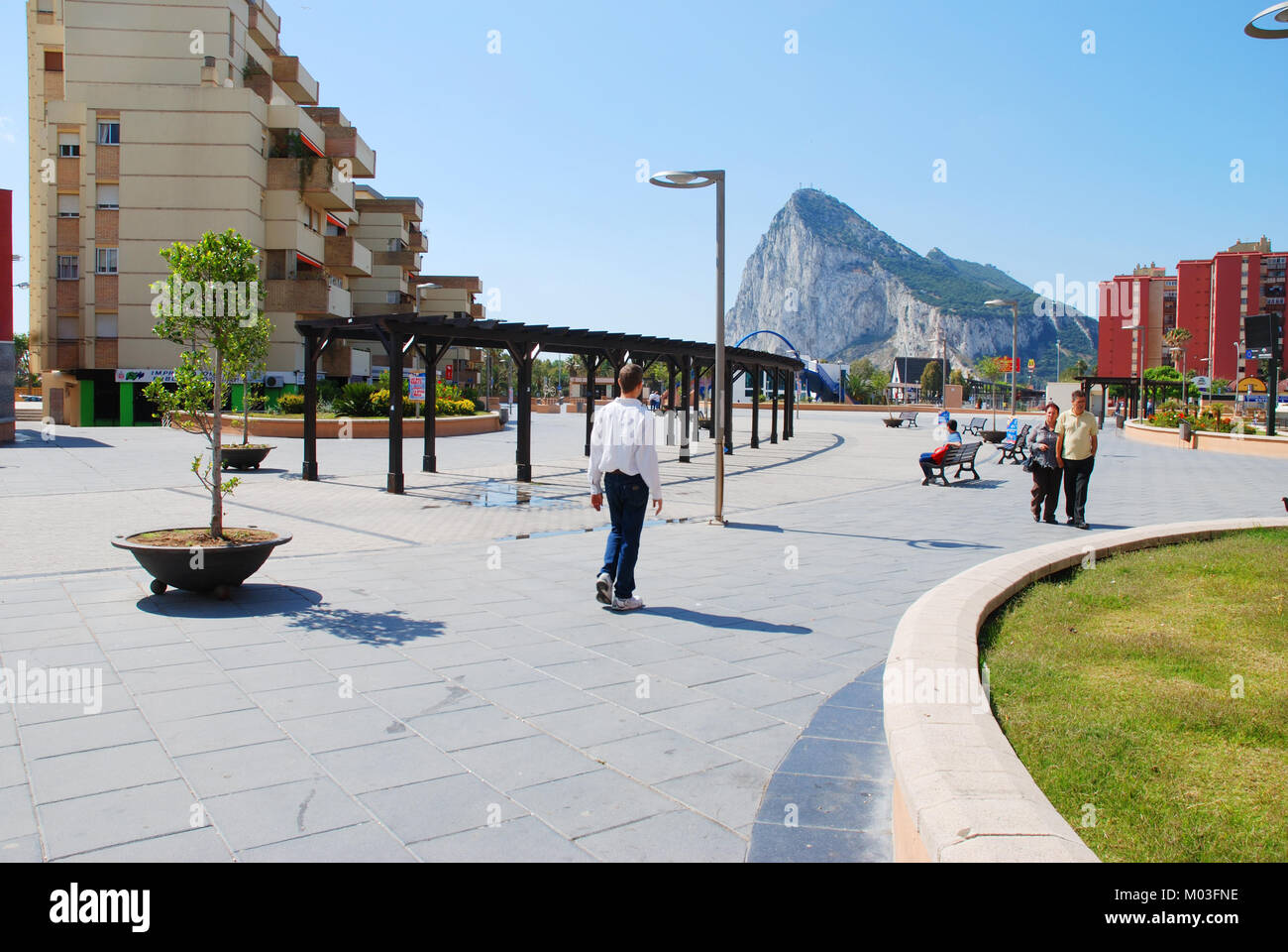 Street View et de Peñon de Gibraltar. La Linea de la Concepcion, province de Cadix, Andalousie, espagne. Banque D'Images