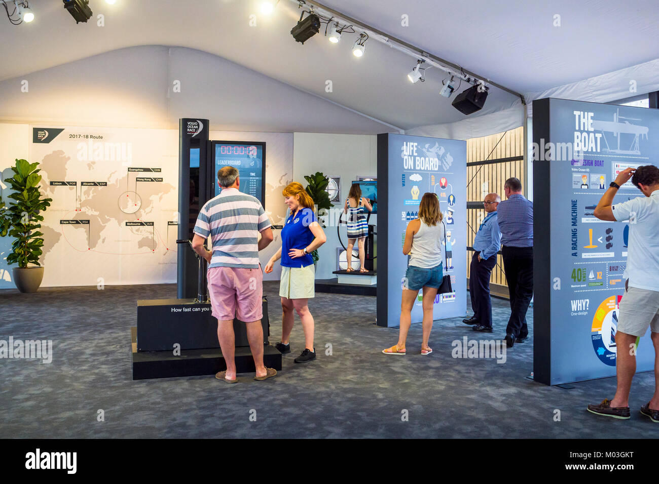 À l'intérieur de la Volvo avec Pavillon des expositions interactives sur la Volvo Ocean Race 2017-2018, le port de Victoria, Melbourne, Australie, 28 Décembre 2017 Banque D'Images