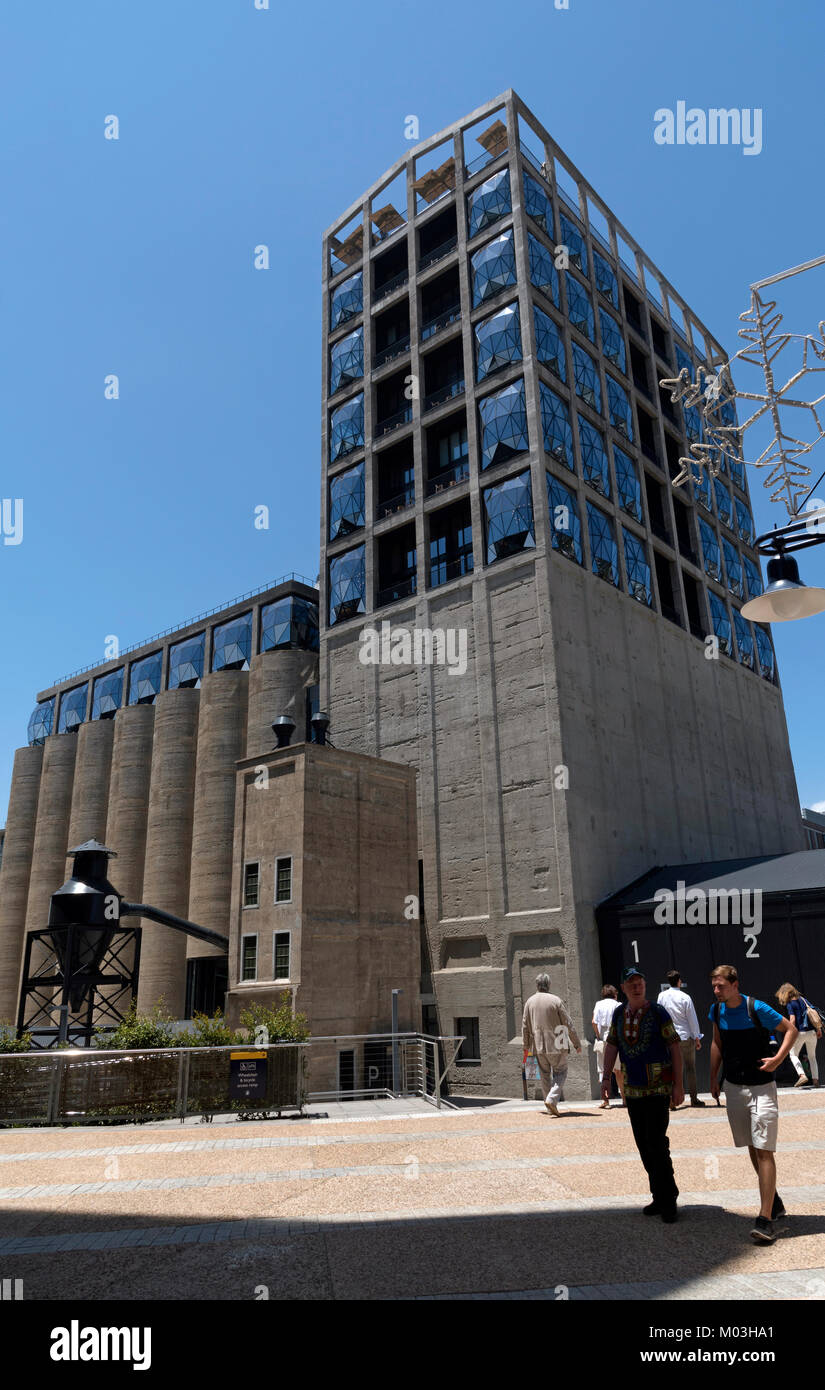 V&A Waterfront Cape Town Afrique du Sud, décembre 2017. De l'extérieur,Zeitz Musée d'Art Contemporain d'Afrique et au-dessus de l'hôtel de silo Banque D'Images