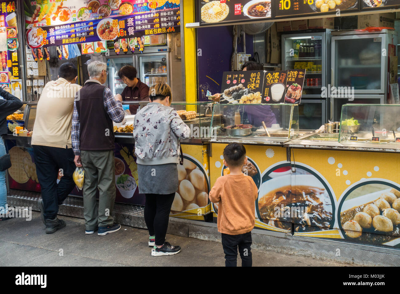 Boutique de Hong Kong vendant de la nourriture de rue Banque D'Images