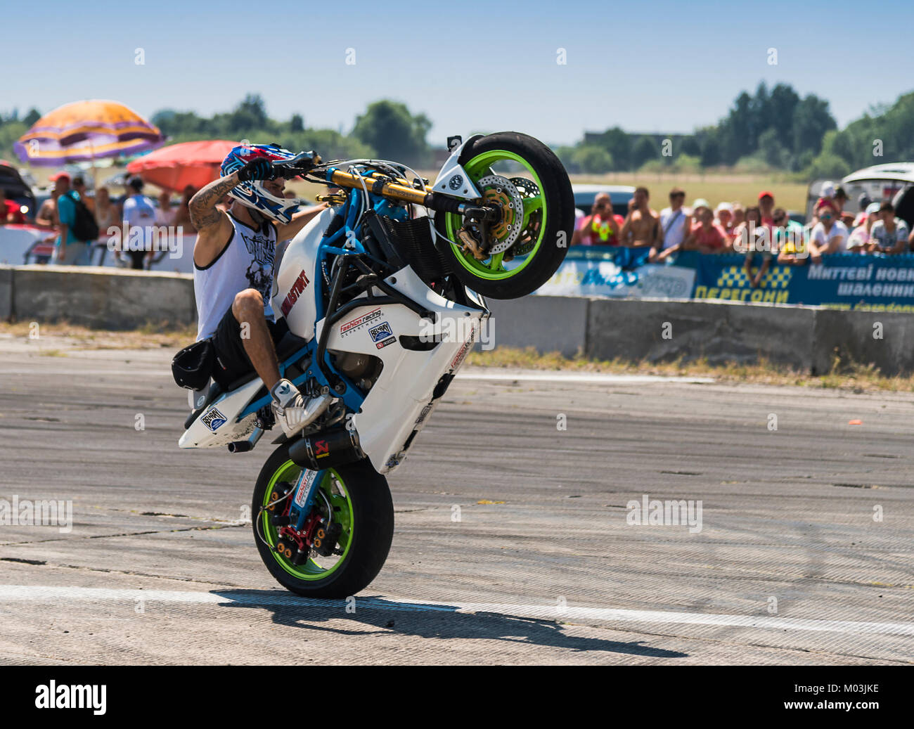 Ukraine-July,Vinnytsia 25, 2015 : Inconnu stunt biker de divertir le public avant le début du championnat de la dérive sur juillet 25,2015 dans Vinn Banque D'Images