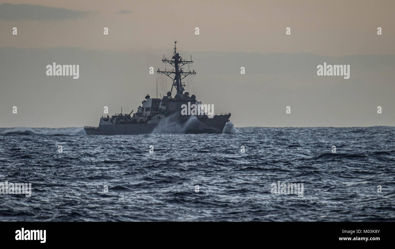 La classe Arleigh Burke destroyer lance-missiles USS Wayne E. Meyer (DDG 108) transits dans l'océan Pacifique près de la classe Nimitz porte-avions USS Carl Vinson (CVN 70). Banque D'Images