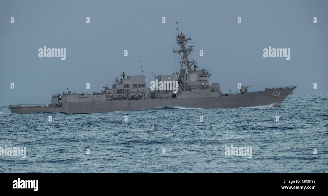 La classe Arleigh Burke destroyer lance-missiles USS Wayne E. Meyer (DDG 108) transits dans l'océan Pacifique près de la classe Nimitz porte-avions USS Carl Vinson (CVN 70). Banque D'Images