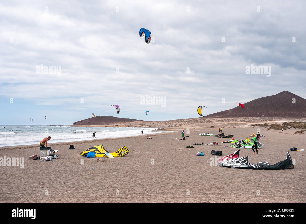 Kitesurfers sur El Médano beach sous un ciel couvert jour venteux, Tenerife, Espagne Banque D'Images