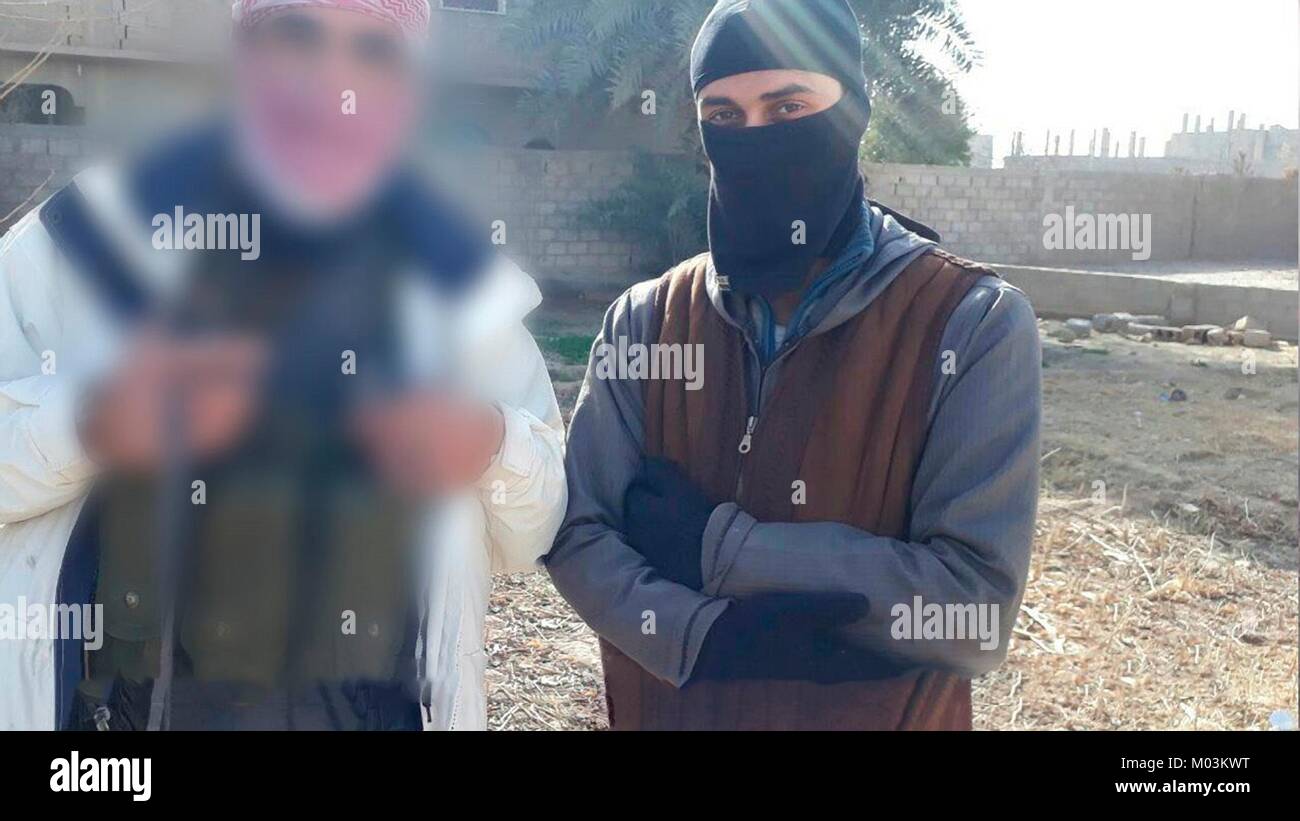 Toujours image réalisée à partir d'une vidéo de propagande publié le 18 janvier 2018 montrant État islamique kamikaze avant de lancer son attaque sur les positions de l'armée syrienne dans la région de Deir ez-Zor, la Syrie. Banque D'Images