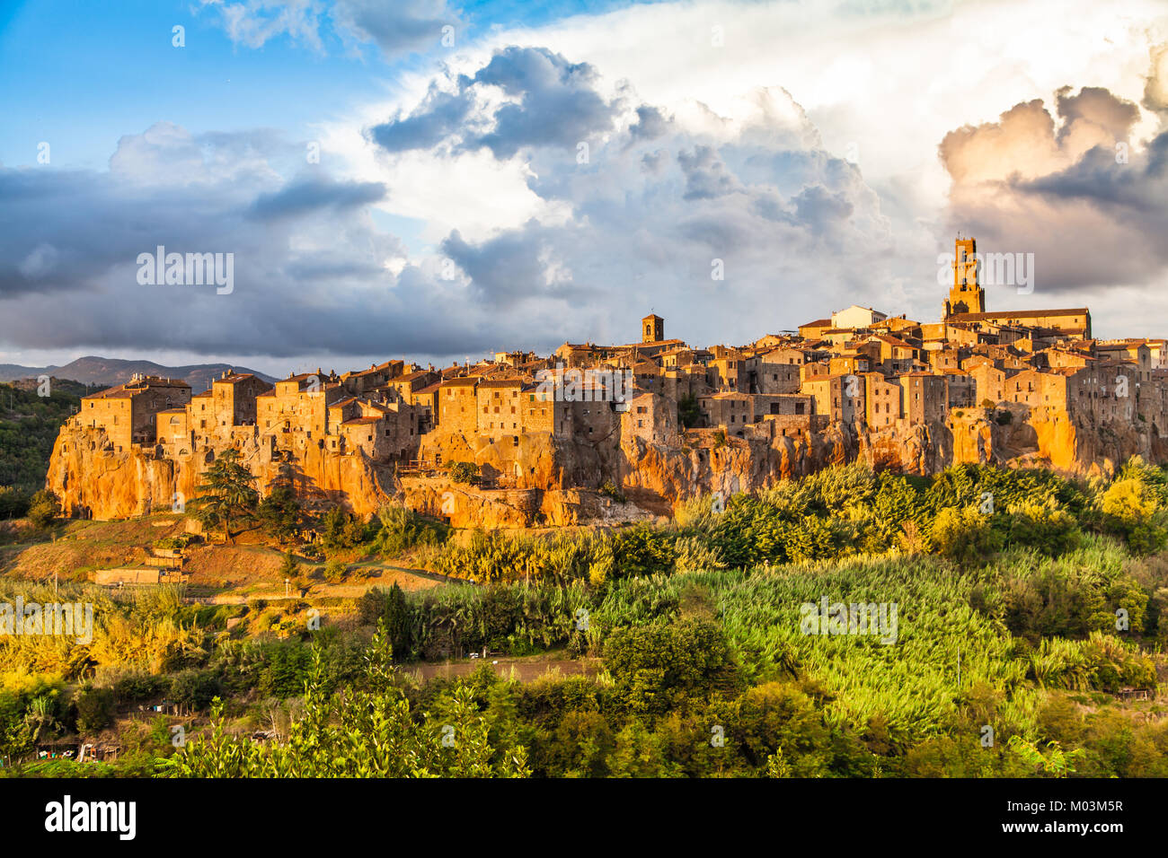 Ville médiévale de Pitigliano au coucher du soleil, Toscane, Italie Banque D'Images