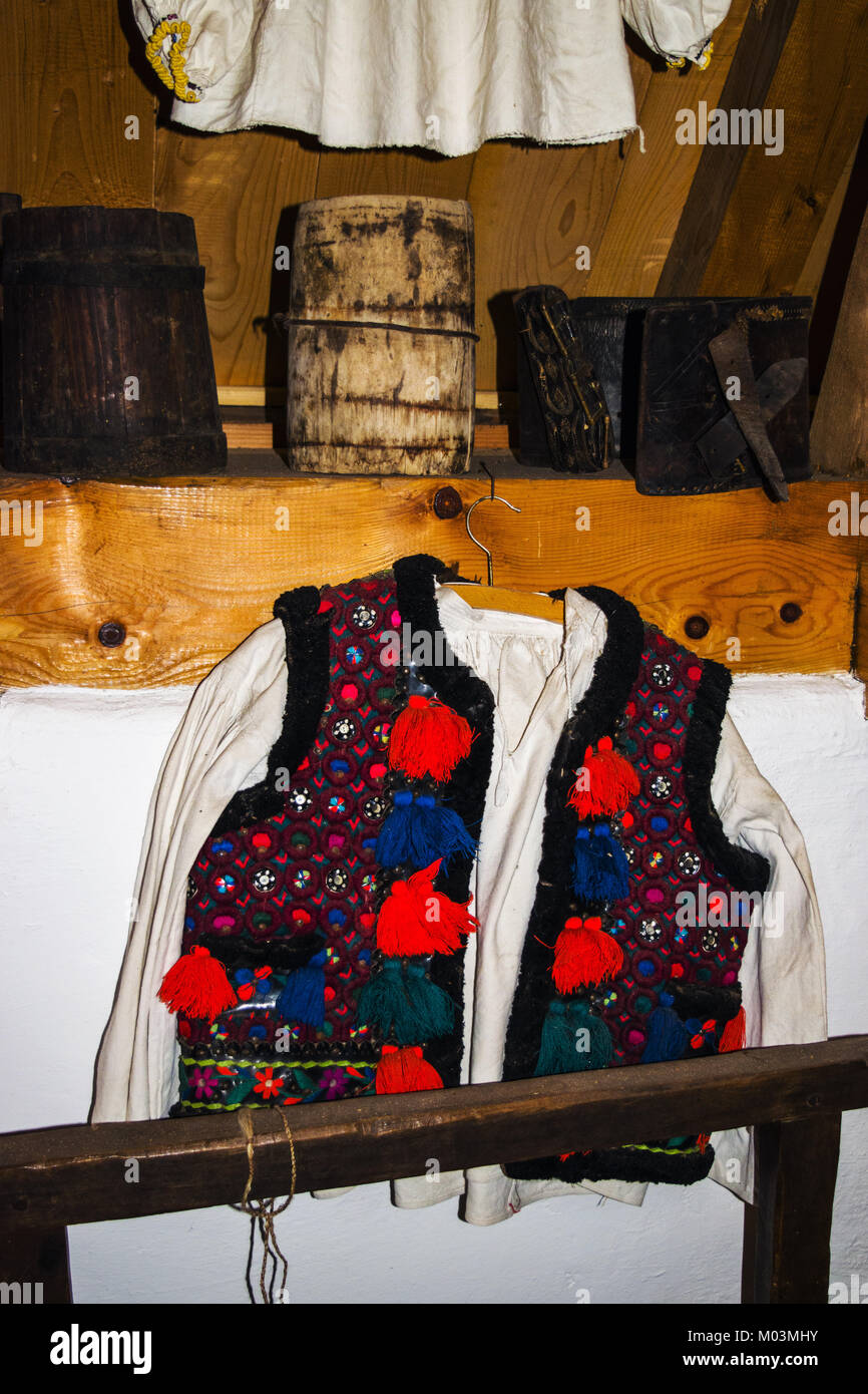 Chemise et gilet brodé à partir de la région de Maramures, Roumanie Banque D'Images