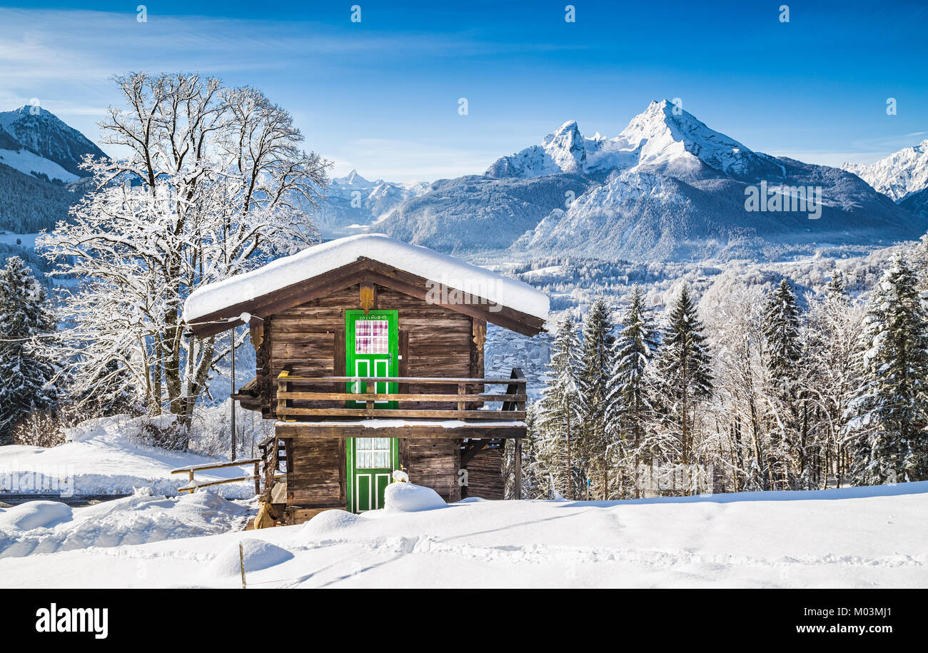 Vue panoramique de beaux paysages de montagne paysage hivernal dans les Alpes avec chalet de montagne traditionnel par une froide journée ensoleillée avec ciel bleu et clou Banque D'Images