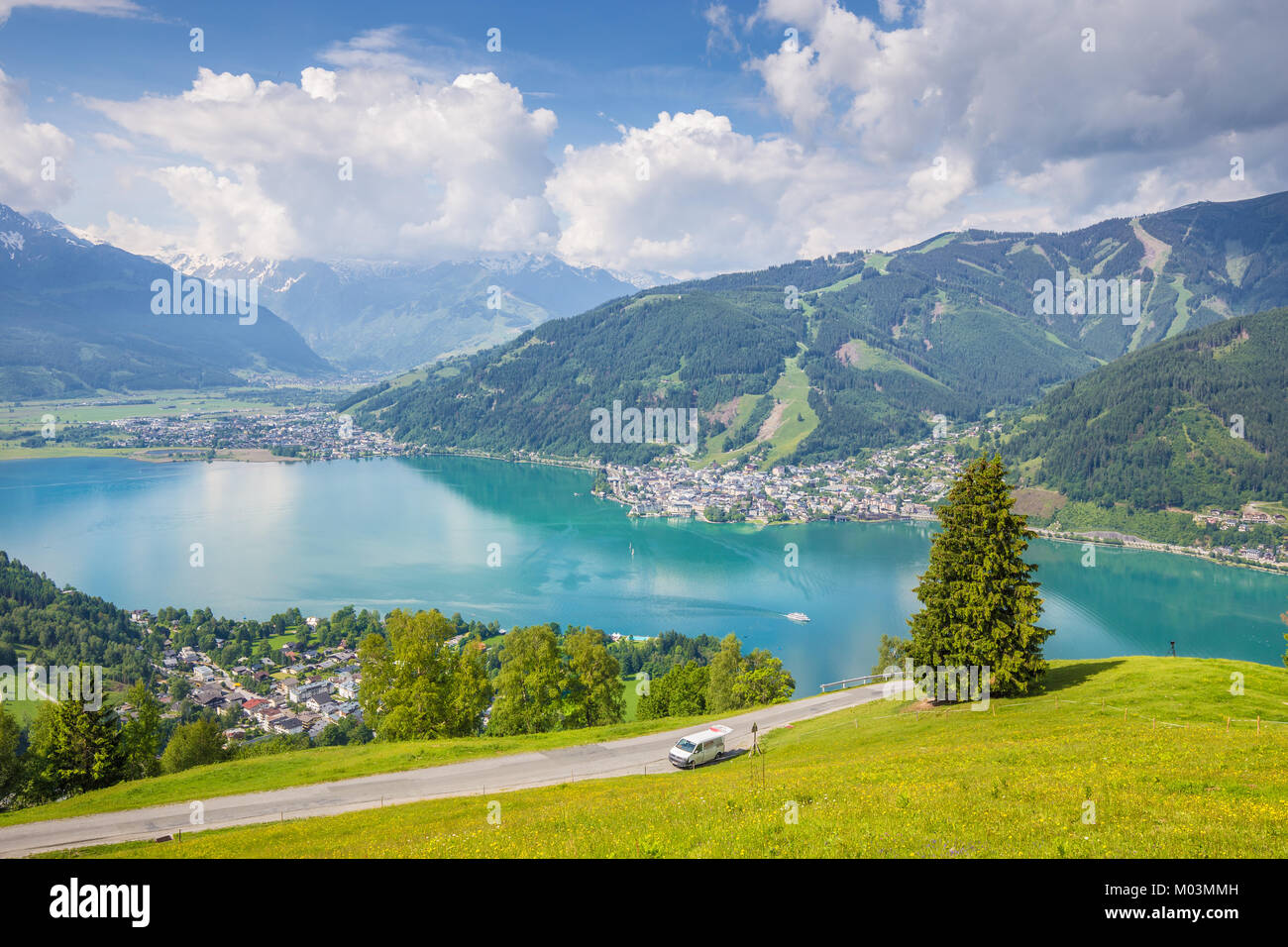 Vue panoramique sur un paysage magnifique dans les Alpes avec le lac Clear et prés verts plein de fleurs sur une journée ensoleillée avec ciel bleu et nuages Banque D'Images