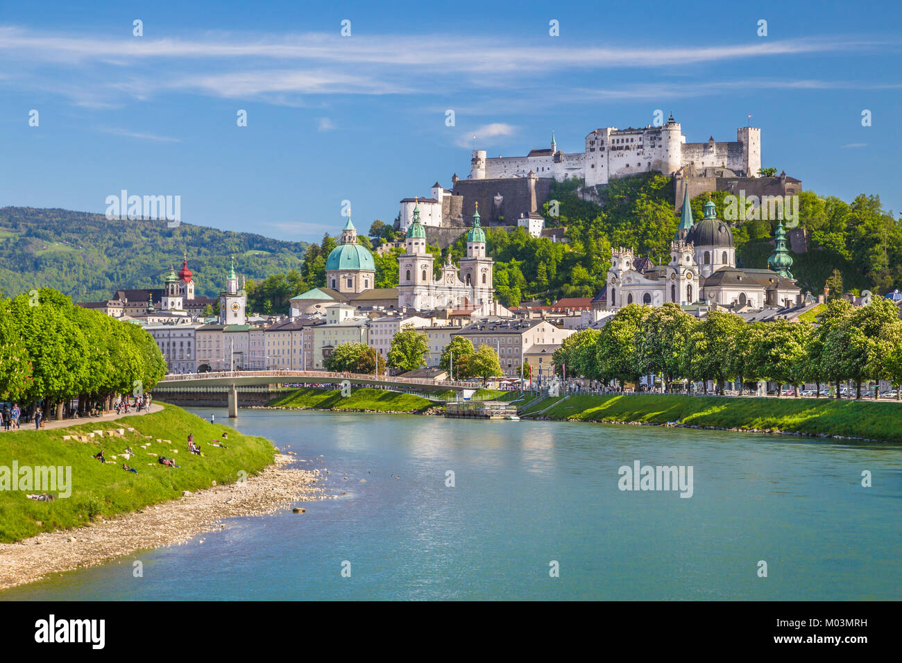 Belle vue sur les toits de Salzbourg avec Festung Hohensalzburg et la rivière Salzach en été, Salzburg, Autriche, Salzburger Land Banque D'Images