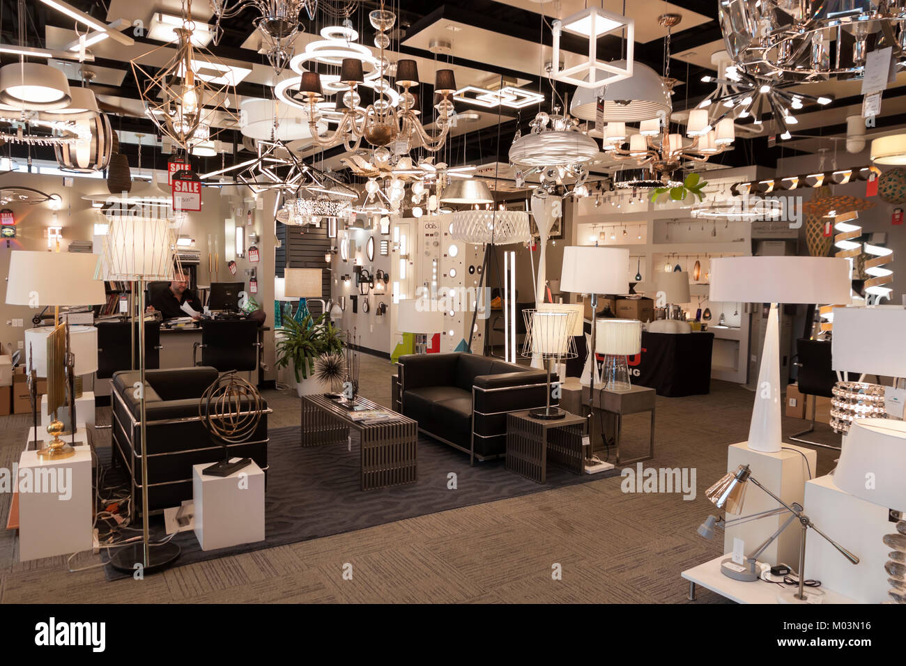 Lampes et éclairage moderne sur l'affichage dans un magasin de détail de l'intérieur. Banque D'Images