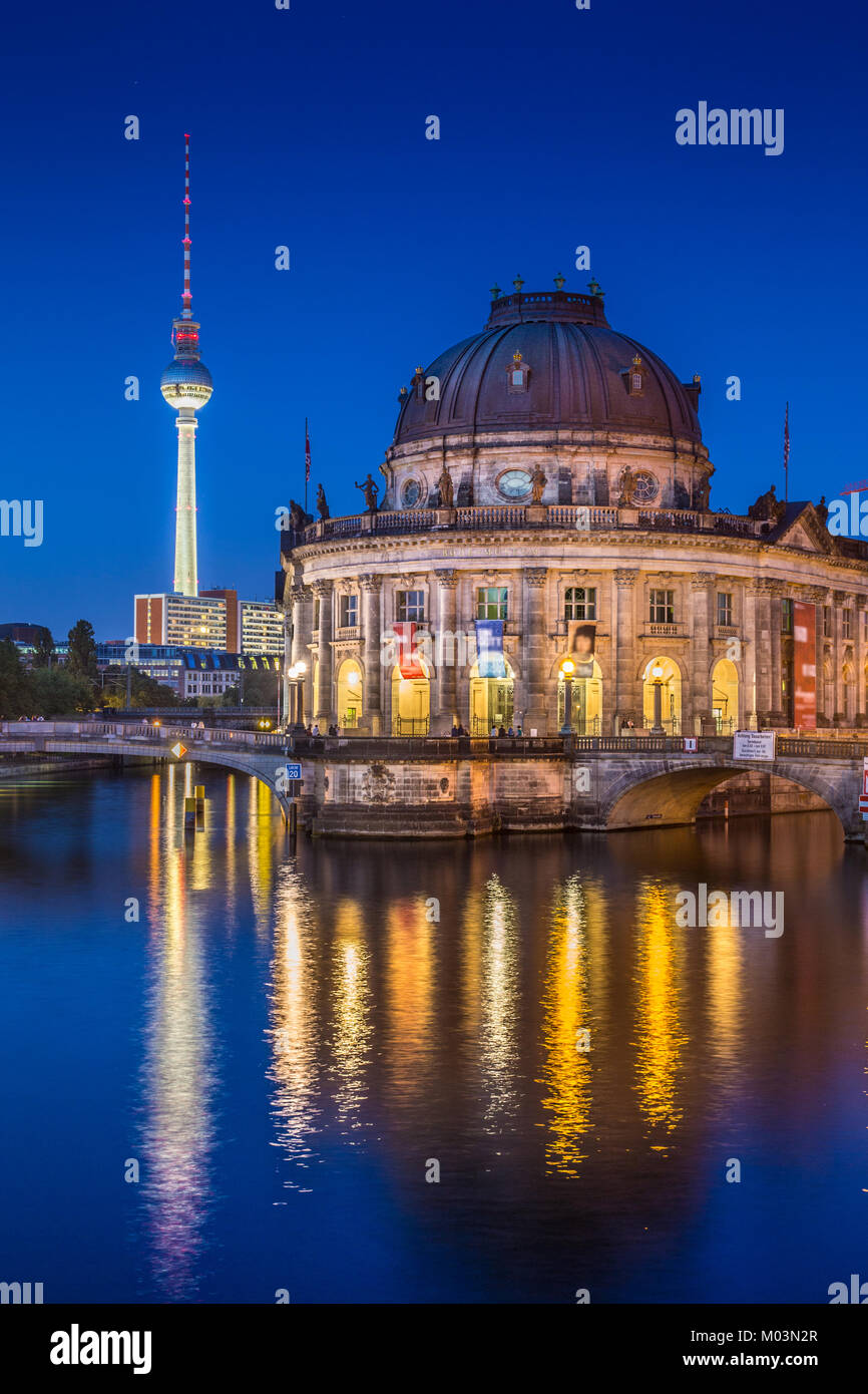 Belle vue du célèbre Musée de Bode à Museumsinsel (île des Musées) avec TV Tower et rivière Spree au crépuscule pendant heure bleue au crépuscule, Berlin, Germa Banque D'Images