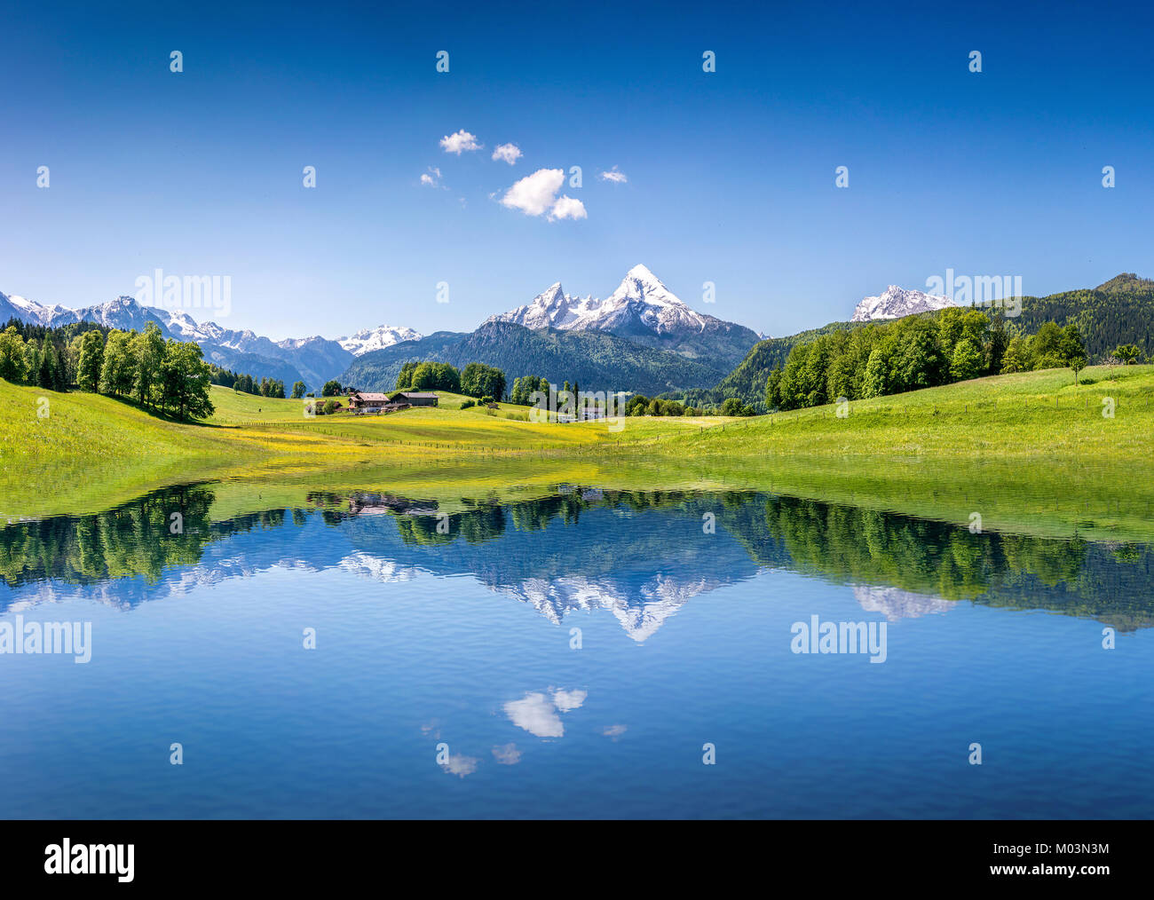 Paysage d'été idyllique avec des lac de montagne dans les Alpes Banque D'Images