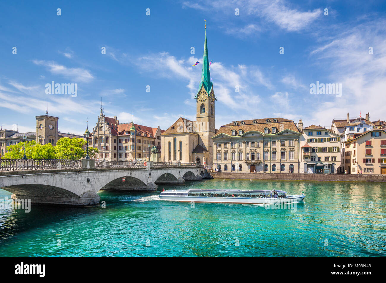 Centre historique de la ville de Zurich avec célèbre église Fraumunster et bateau d'excursion sur la rivière Limmat, Canton de Zurich, Suisse Banque D'Images
