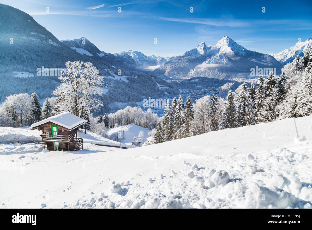 Vue panoramique de beaux paysages de montagne paysage hivernal dans les Alpes avec chalet de montagne traditionnel par une froide journée ensoleillée avec ciel bleu et clou Banque D'Images