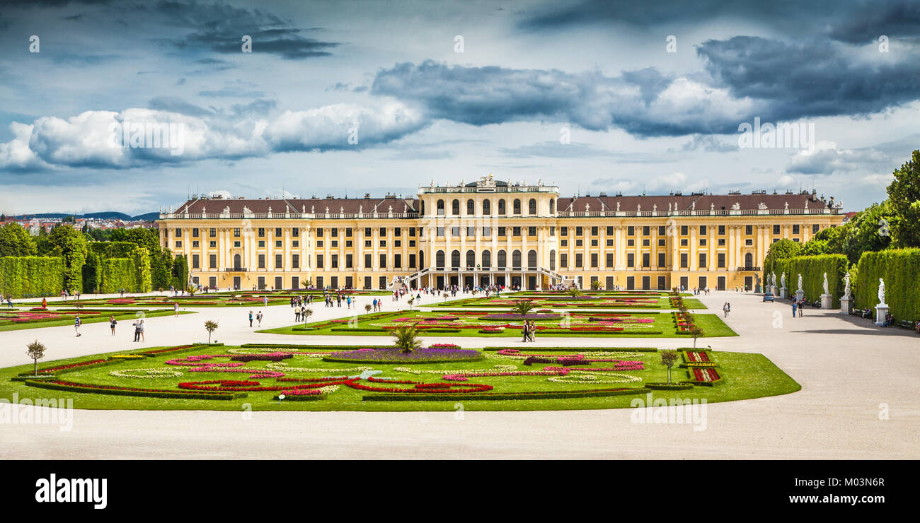 Belle vue du célèbre Palais Schönbrunn avec grand jardin Parterre à Vienne, Autriche Banque D'Images