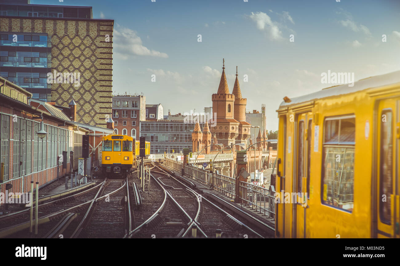 Vue panoramique de Berliner U-Bahn avec Oberbaum Bridge en arrière-plan dans la lumière du soir au coucher du soleil d'or avec retro vintage style hipster Instagram Banque D'Images