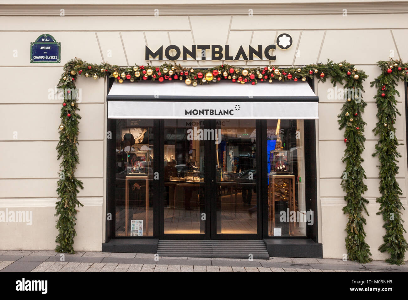PARIS, FRANCE - 20 décembre 2017 : logo Montblanc sur leur principal magasin sur les Champs Elysées avenue. Montblanc est un fabricant allemand d'écriture de luxe ins Banque D'Images
