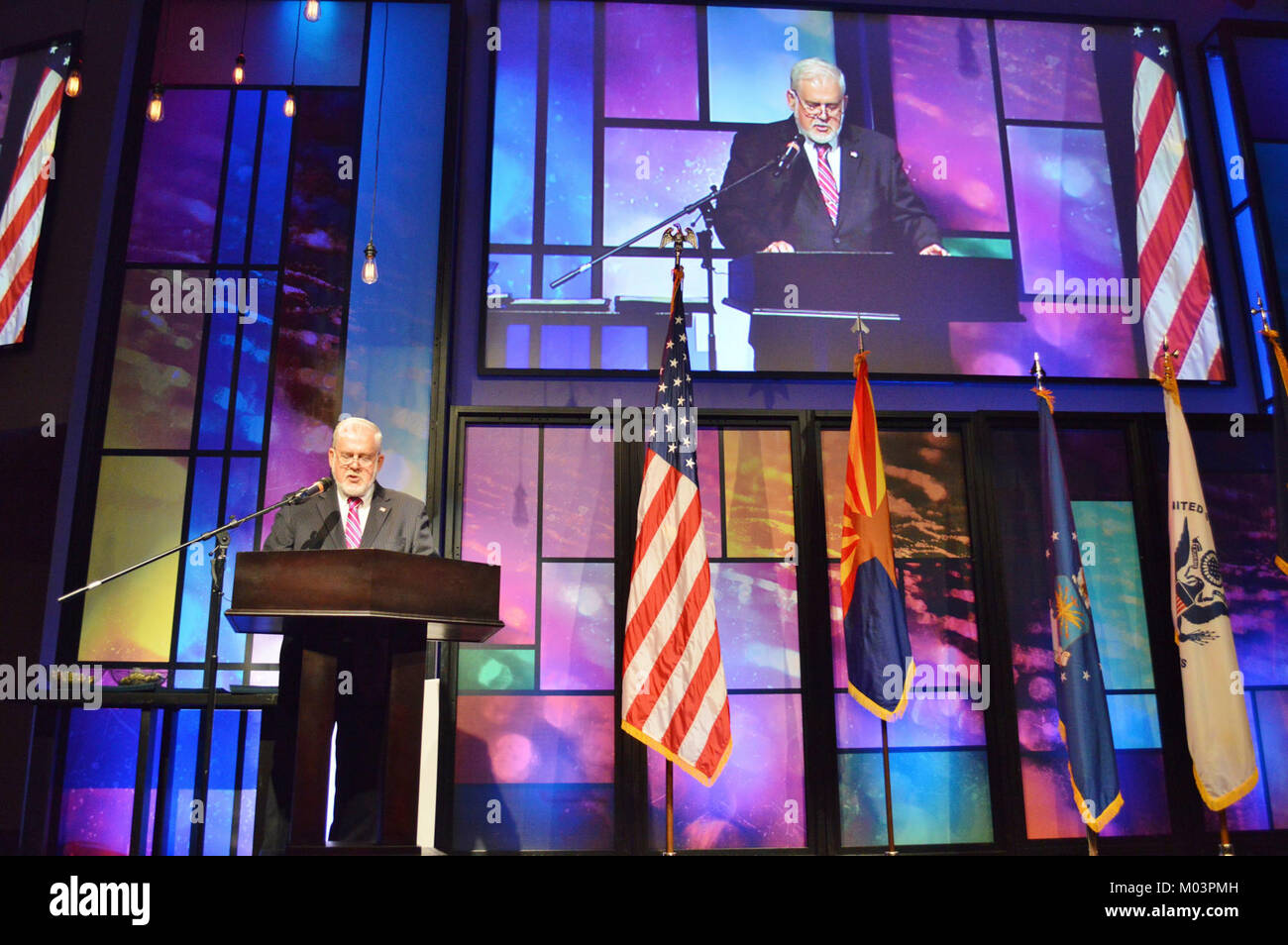 Glendale le maire Jerry Weiers prend la parole à l'Inaugural 2017 Cérémonie d'intronisation, le 28 avril, Calvaire Community Church, Glendale, Arizona) ( Banque D'Images