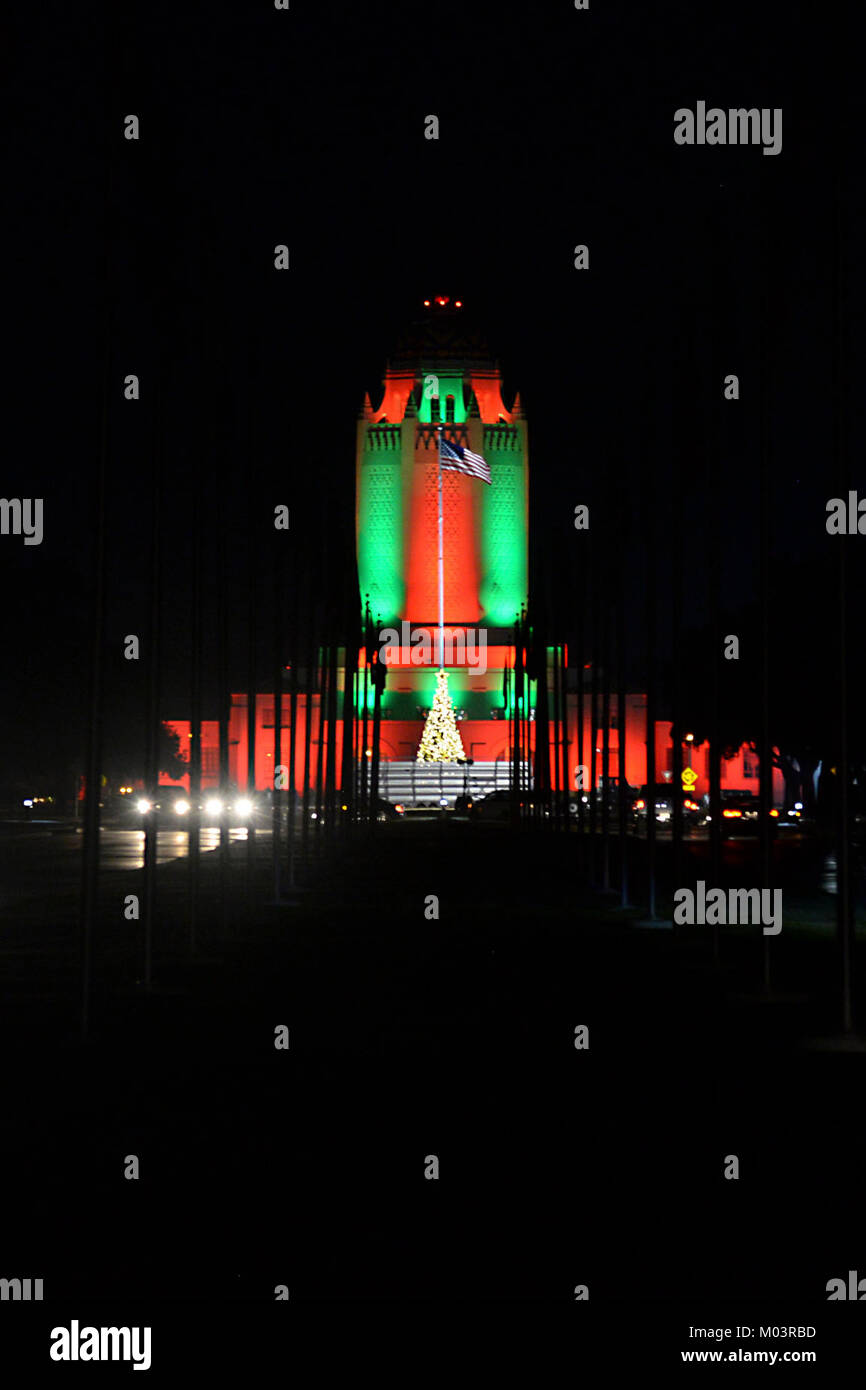 Les voitures roulent vers le bas avec le Taj Entraînement Harmon allumé en vert et rouge avec l'arbre de Noël installé dans le centre de Washington Circle peu après la cérémonie d'illumination de l'arbre, joint Base San Antonio-Randolph, Texas, le 30 novembre 2017. Le cas d'illumination de l'arbre a commencé à 18 heures avec de la musique fournie par le Randolph High School Band et la chorale de l'école élémentaire de Randolph. (U.S. Air Force Banque D'Images