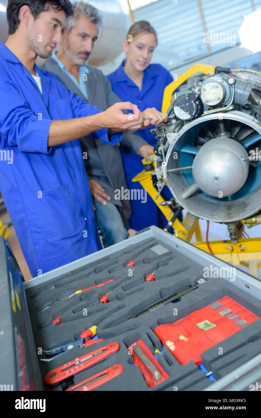 Les apprentis ingénieurs aéronautiques l'apprentissage avec leur professeur Banque D'Images