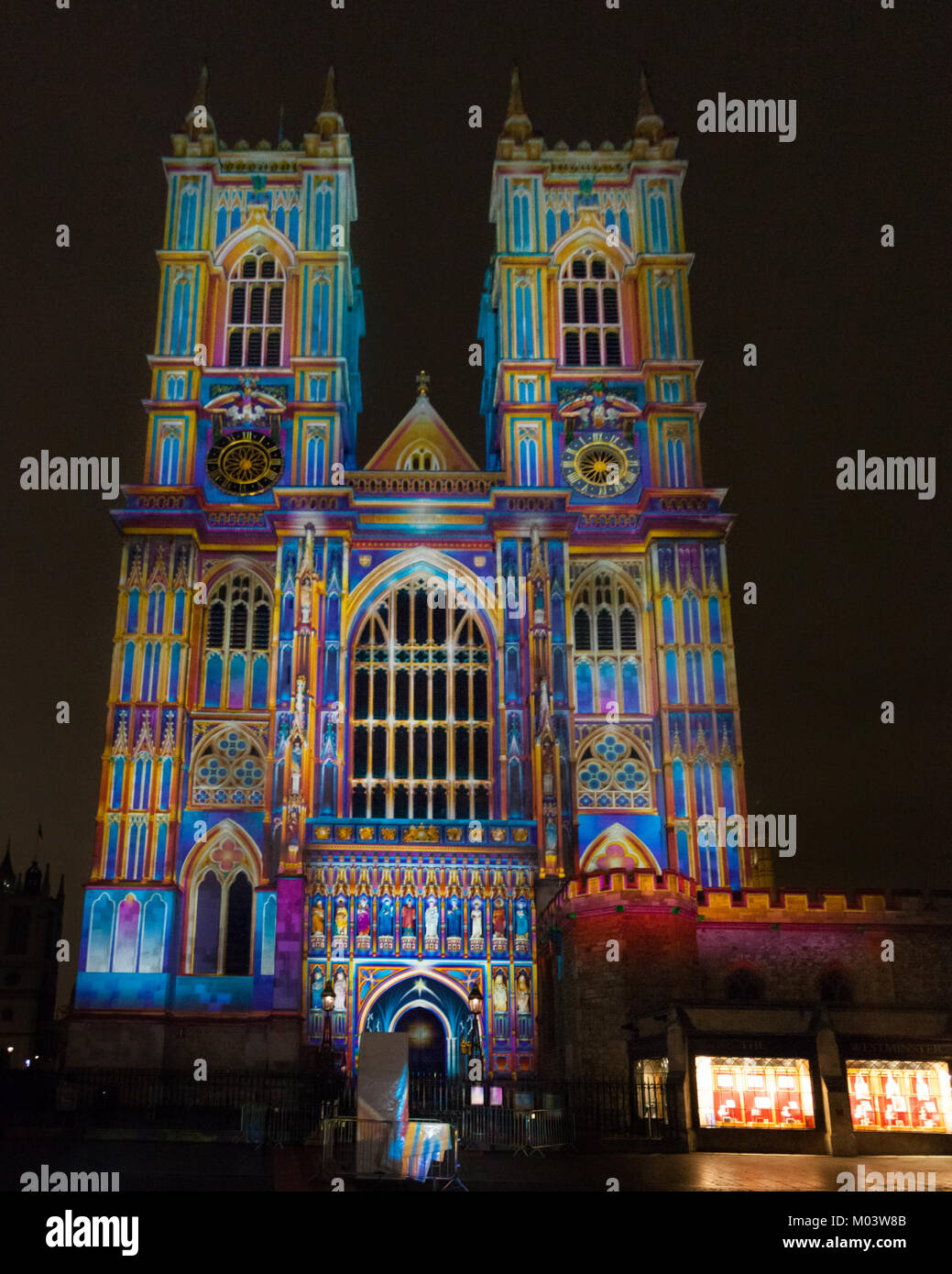 Londres, le 17 mai 2018. La lumière de l'esprit Chapitre 2, par Patrice Warrener (France) est projetée sur l'abbaye de Westminster à Londres 2018 Lumiere Lights Festival. Londres lumiere est un festival de lumière qui présente un tableau des travaux d'art et des installations lumineuses à travers la capitale. Credit : Imageplotter News et Sports/Alamy Live News Banque D'Images