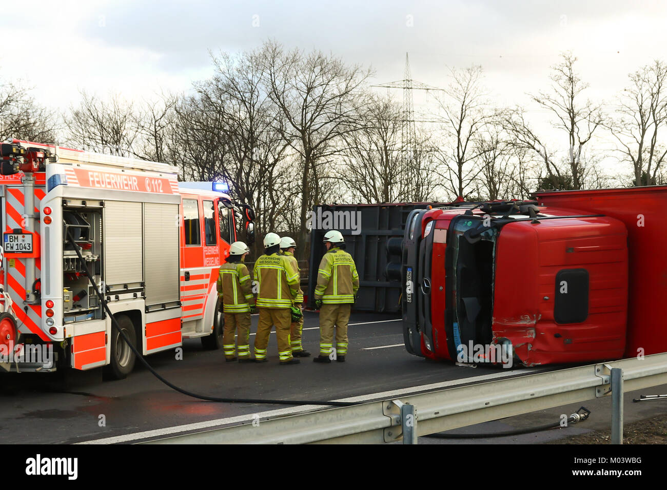 Wesseling, Allemagne. 18 janvier, 2018. Wesseling, Allemagne 18 Janvier 2018 tempête, un camion renversé : Friederike passe sur l'autoroute A555 entre Cologne et Bonn et provoque un blocage de toutes les voies en direction de Bonn. Credit : Juergen Schwarz/Alamy Live News Banque D'Images