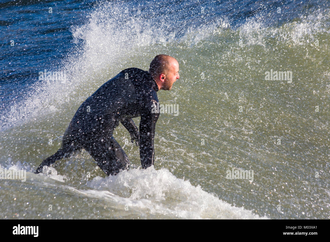 Bournemouth, Dorset, UK. 18 janvier, 2018. Météo France : après une nuit très ventée une belle journée ensoleillée à la plage de Bournemouth. Les surfeurs d'importantes vagues et mer agitée. Surfer une vague. Credit : Carolyn Jenkins/Alamy Live News Banque D'Images