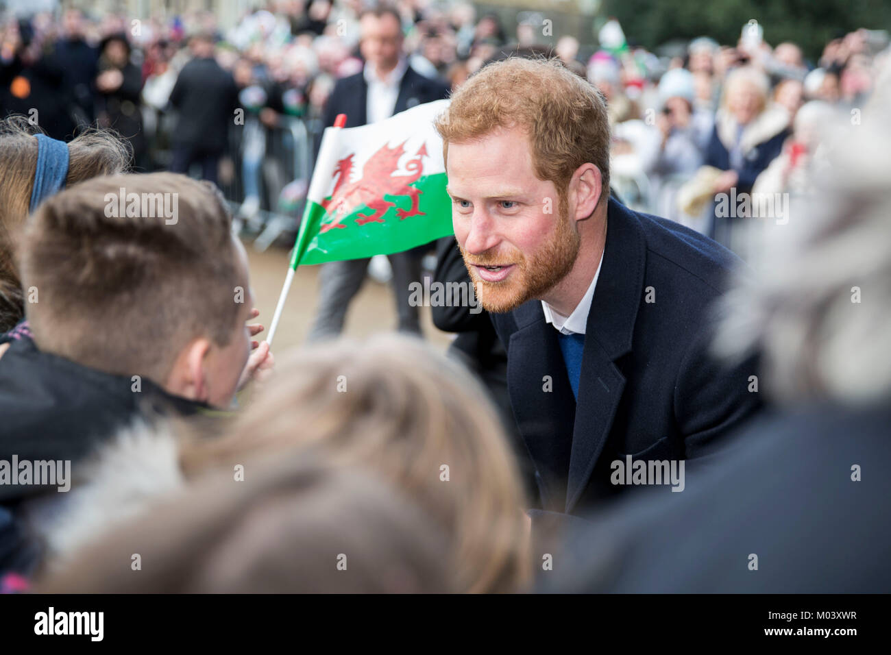 Cardiff, Wales, UK, 18 janvier 2018. Le prince Harry répond aux écoliers qu'il arrive au Château de Cardiff. Credit : Mark Hawkins/Alamy Live News Banque D'Images