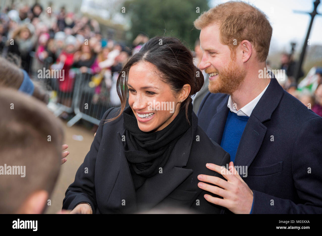 Cardiff, Wales, UK, 18 janvier 2018. Le prince Harry et son fiancé Meghan Markle greet écoliers lors de leur arrivée au château de Cardiff. Credit : Mark Hawkins/Alamy Live News Banque D'Images