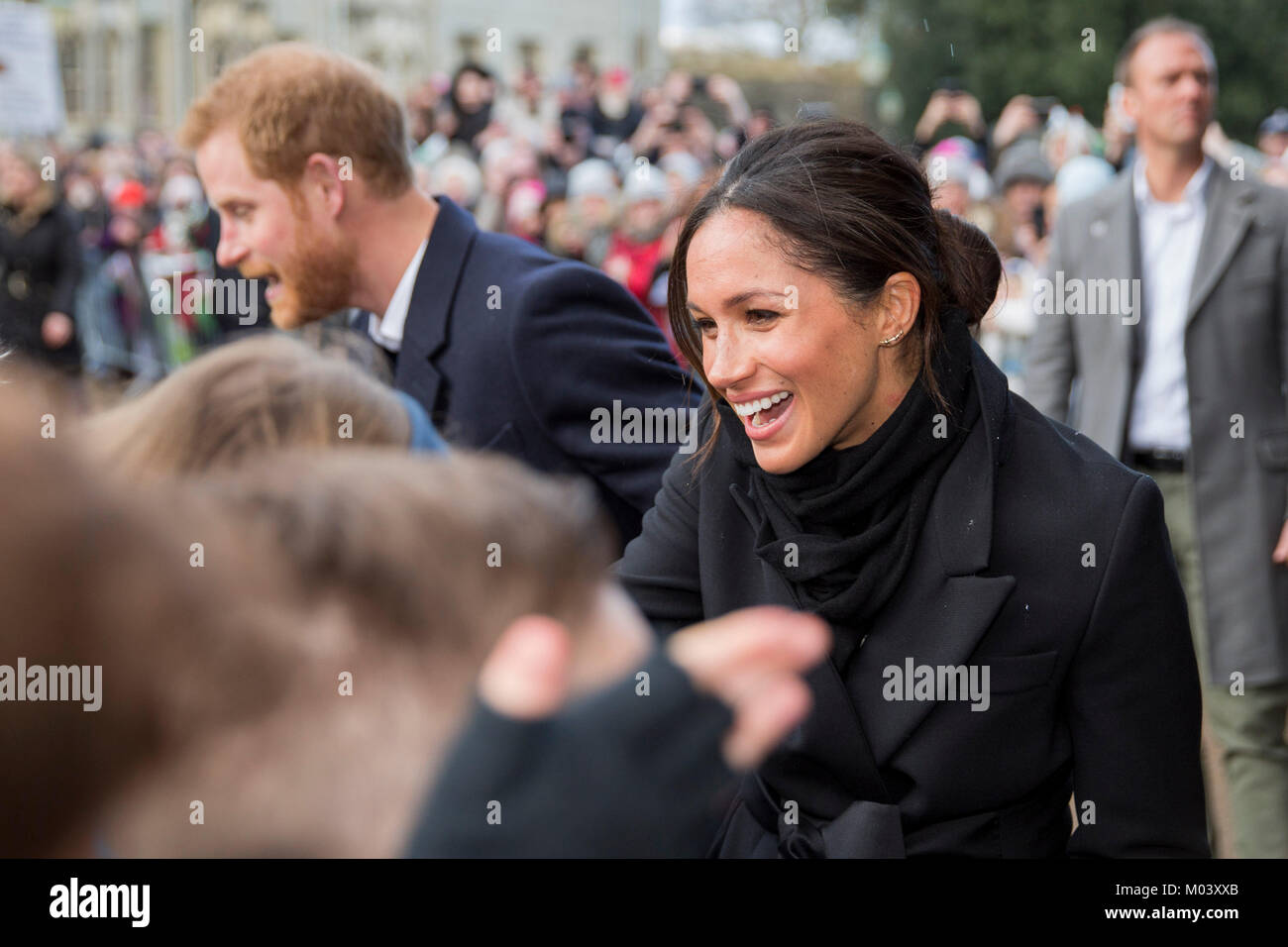 Cardiff, Wales, UK, 18 janvier 2018. Le prince Harry et son fiancé Meghan Markle greet écoliers lors de leur arrivée au château de Cardiff. Credit : Mark Hawkins/Alamy Live News Banque D'Images